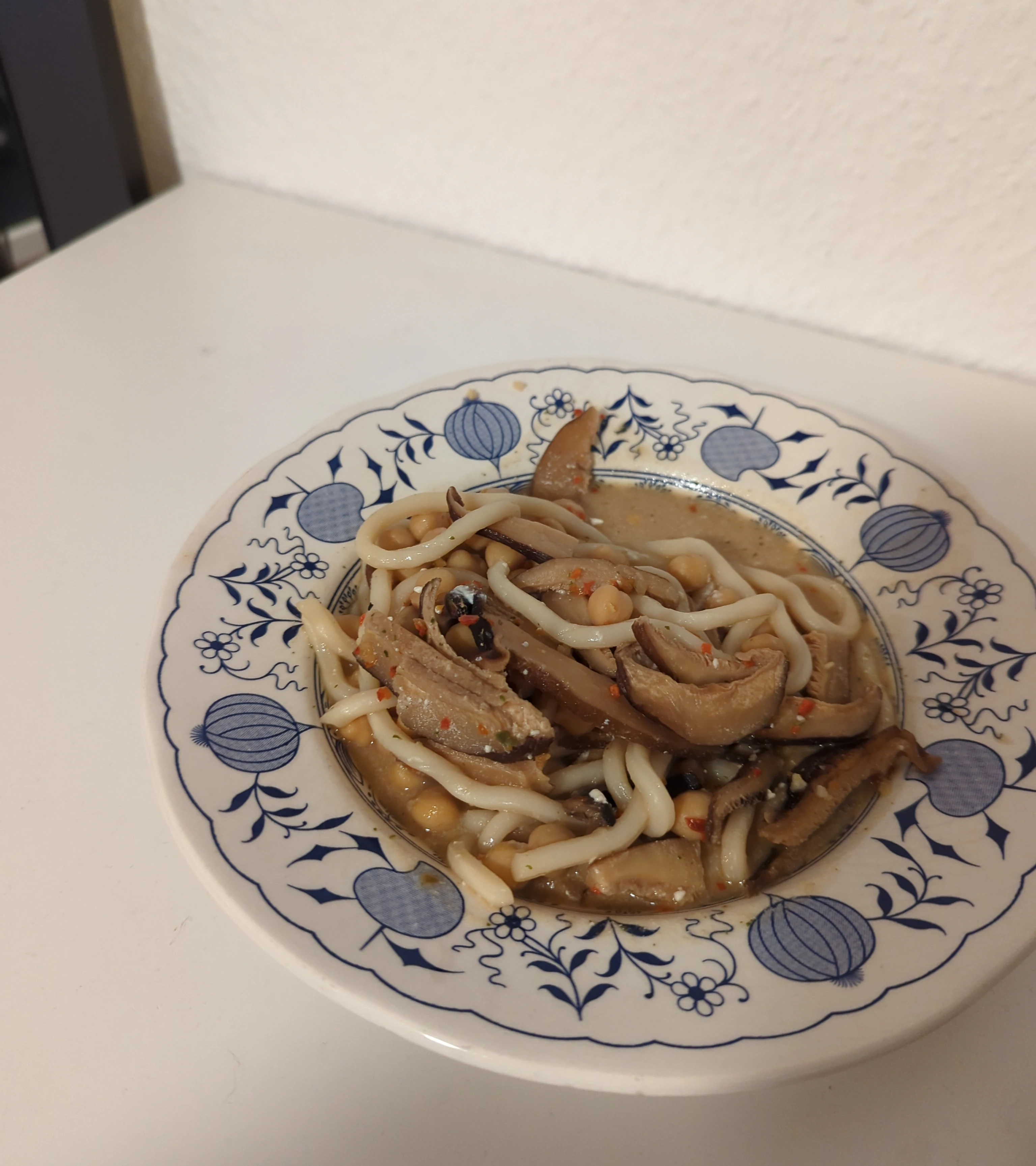 Bild-von-Udon-Nudeln-mit-Pilzen-und-Kichererpsen